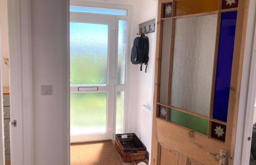 Lovely spacious flat with sea views, sunsets, garden and woodburner - Photo 14