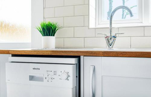 3BR Home with Garden & Free Parking - Foto 15