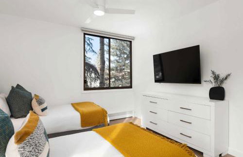 Renovated Riverfront 3 BR, 2 BA with Pool - Walk to Town! - Foto 13