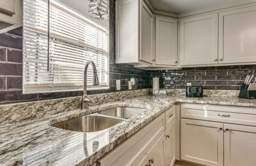 Lakefront Home with Yard and Deck in North Little Rock - Foto 10