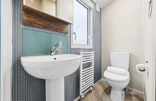 Harbour View at Avocet Crescent - Luxury Lodge with Hot Tub - Hayling Island - Mill Rythe Holiday Village - Photo 8