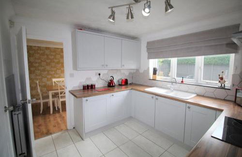 3 Bed Detached - Sleeps 5 - Private Garden & Parking Plus Garage - Quiet Cul De Sac Location - Dog Friendly - Fast Wifi - Close to Motorway Access - Foto 14