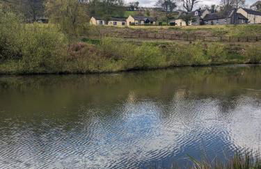 Cowslip Cottage Serenity with Jacuzzi - Photo 2