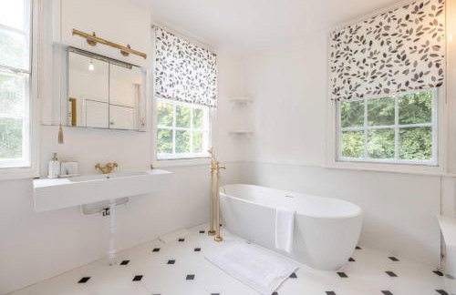 Luxury Grand Windsor Mansion Private 5 Acres & Helipad - Photo 27