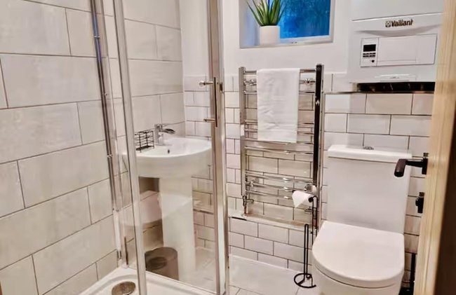 2-Bed Apartment - For Contractors & Business Travellers - Long Stays Welcome - Photo 36