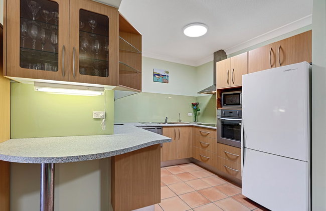 Elouera Tower Beachfront Apartments - Photo 30