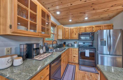 Charming & Cozy Chalet; Minutes to Shanty Creek! - Foto 27