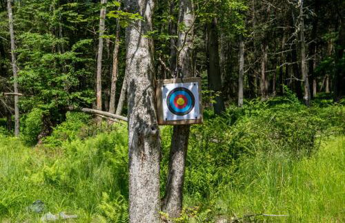 Luxe Modern Cabin with Pond, Fire Pit, Hiking, near Bethel Woods - Foto 42