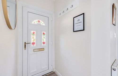 Charming Detached Bungalow - Close to Town Centre - Driveway Parking, Self-Check-In, Fast WiFi and Garden by Yoko Property - Photo 18