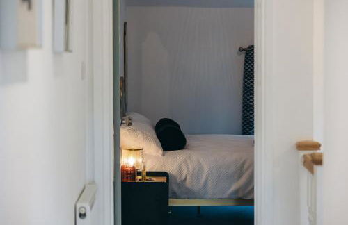 Quaint Georgian house with Parking & Huge Garden 10 mins walk from town - Photo 25