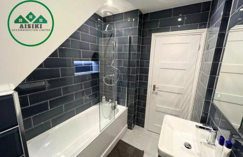 Aisiki Stays Apartments at Enfield, Airconditioned & Pet Friendly, Ground Floor, 3-Bedroom & 2-Bathroom Flat, King or Twin Beds with Garden, Free Wi-Fi and Parking Space - Foto 9