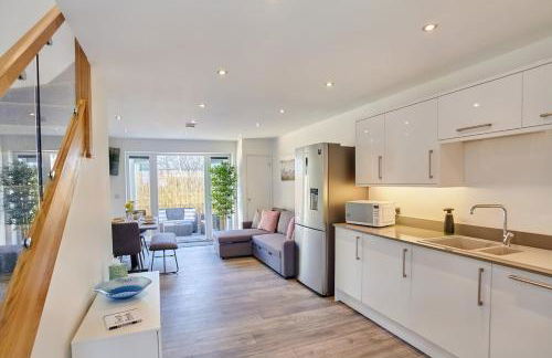 2022 Two Bed Stylish House Near Beach - Foto 1