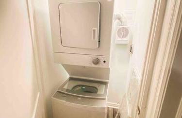 Charming Farmhouse Retreat near Downtown & University Modern Amenities, Fireplace & Porch! - Foto 16