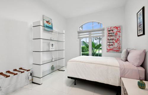 Luxury Modern Waterfront House in BEST Location! King Bed Suite & Close to Beach - Photo 28
