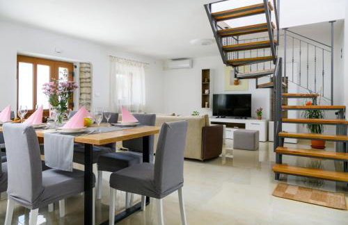 House Angela with private pool, private parking, wi-fi and fully fenced garden - WiiBuk - Foto 24