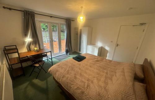 2 Bedroom-House-Sleeps 5 In Front Horley Station -Near Gatwick Airport - Foto 7