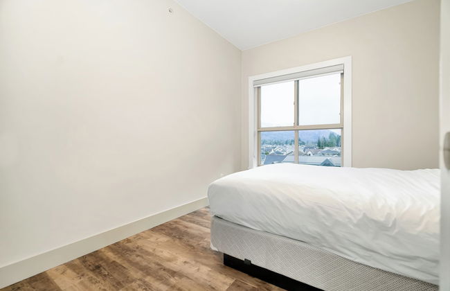 3BR Lakeside Penthouse Retreat - Photo 1