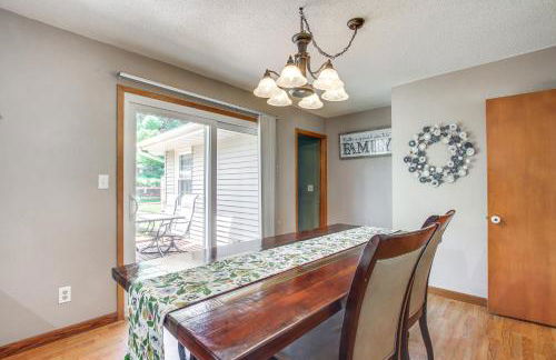 Walk to Park Waterloo Home with Furnished Deck - Foto 12