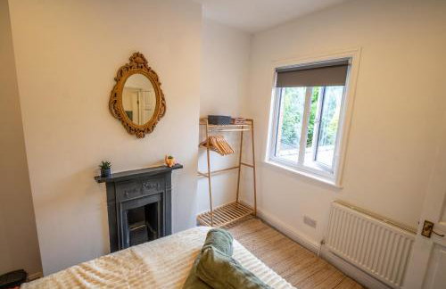 The Narrow House - Victorian house bursting with character & parking - Foto 27