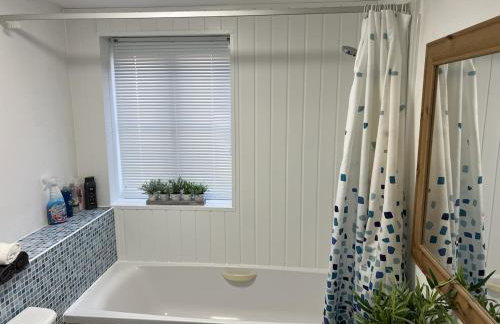 2 Bed Apt with free parking on driveway and free Wi-Fi - Photo 8