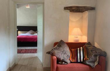 Beautiful restored farmhouse with private pool and gardens - Foto 45