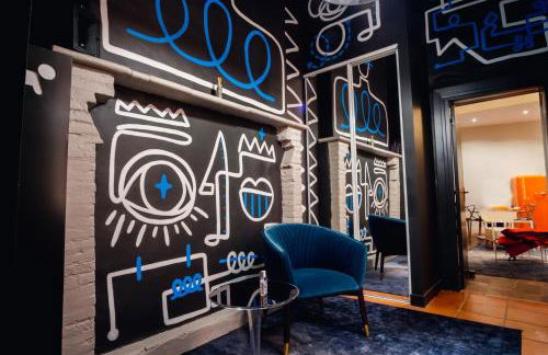 room five - parking, balnéothérapie, place nationale, un havre de paix - Foto 1