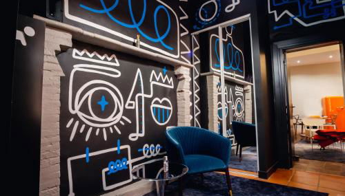 room five - parking, balnéothérapie, place nationale, un havre de paix - Foto 1, Lobby or reception