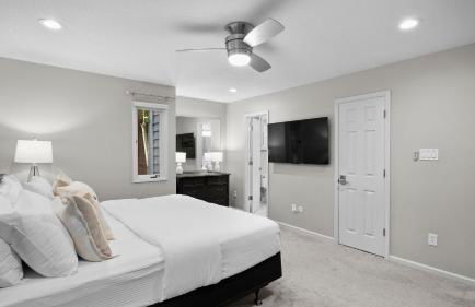 Lakefront Home w Pool, Dock, Fire Pit & Game Room Sip, Sip Away by Avantstay - Foto 70