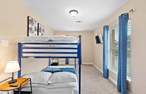 Nr DT, Med Center, Midtown Sleeps 16 Game Room - Photo 27