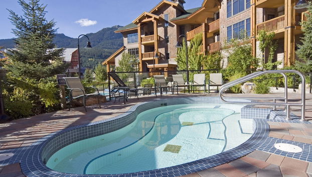 Bañera de hidromasaje al aire libre