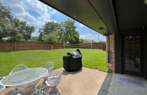 Designer Single Story 4 bed 3 bath home in mid-century style with big backyard and garage - Foto 28