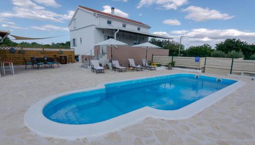 Kuća za odmor M&J s grijanim bazenom - Foto 1