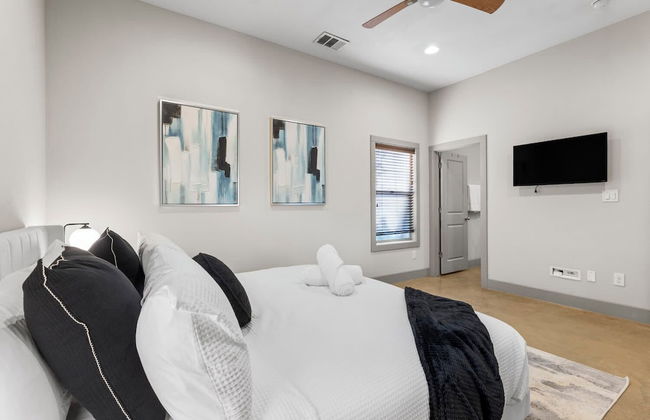 Chic & Homey 3BR Close to Downtown - Photo 4