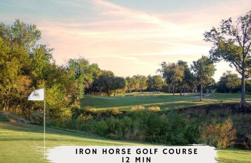 5-BD Vacation Retreat w Pool & Ping Pong - Foto 48