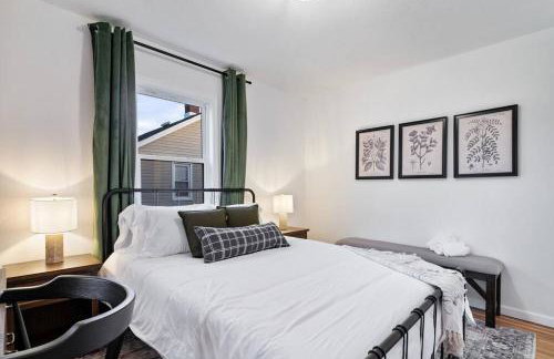 Urban Oasis Cozy Home Near Downtown with Game Room and Firepit - Foto 10