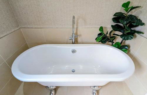 Hot Tub, Lake View, Peaceful Woodland Retreat - Photo 6