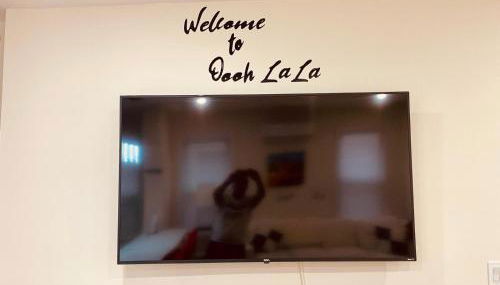 OoohLaLa! 2 Beds and 2 Full Baths w/Free Parking - Foto 4