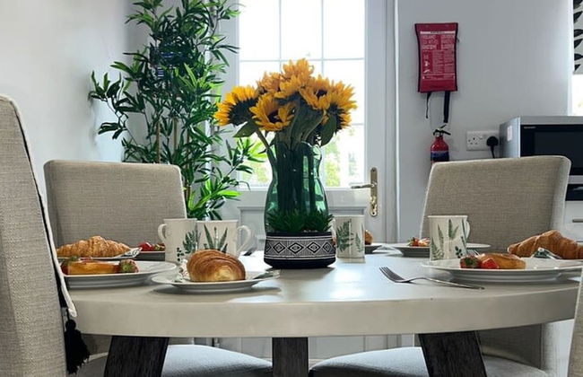 The Cheshire Gathering - Hot Tub 8 Bedroom - Photo 16