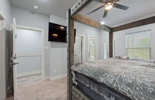 Modern 2024 Townhome with Indoor Hoops Huge TVs and Gray Chic Design - Foto 14