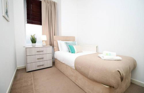 2 Bedroom City Apartment - 20mins Walk to Cabot Circus, With Free Wi-Fi & Off-Peak Parking Included - Foto 10