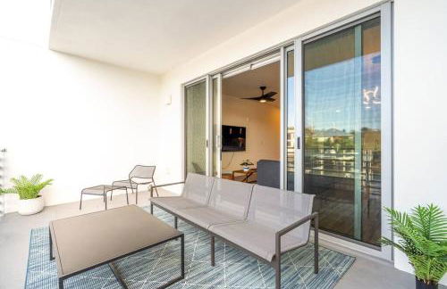 Waterside Retreat: Modern 2BR, Mins to Beach & Apt - Photo 15