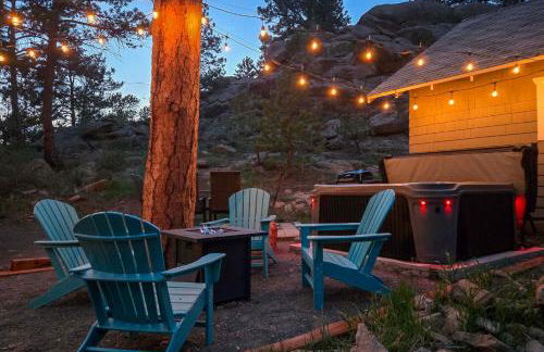 Steps to Estes Lake Mtn-View Hideaway with Hot Tub! - Foto 1