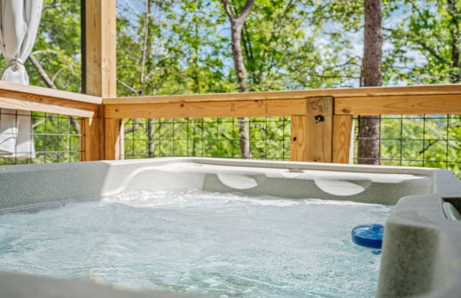 Romantic Cabin Retreat By Ghosal Luxury Lodging - Photo 15