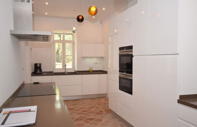 Elegant Loule Mansion With Pool - Photo 8