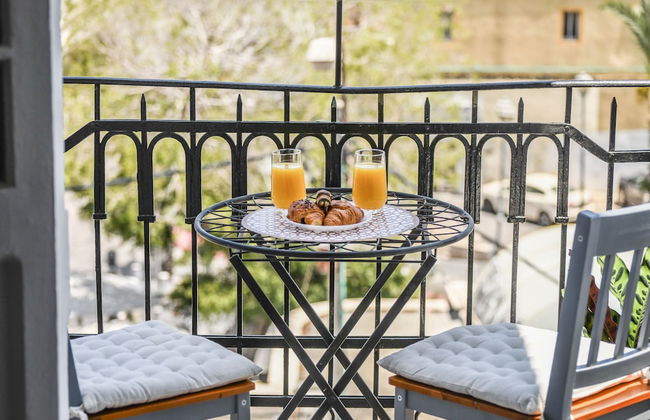 Vintage Charm 1BR Apt w Balcony & View - Foto 14