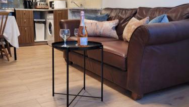Near Heathrow T5 Slough Windsor sleeps 3-4 - Foto 3