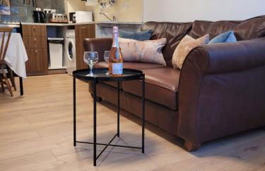 Near Heathrow T5 Slough Windsor sleeps 3-4 - Photo 3