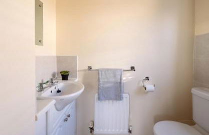 Guildford Townhouse with Parking - Foto 14