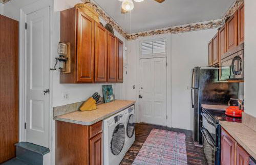 The Manor - Historic Mansion, Wifi, Covered Porch, Screen Porch, King Bed, Walk to Spas, Shops & Restaurants - Foto 35