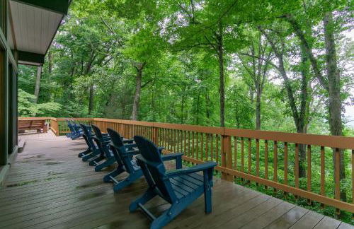 Retro Metro Deck House MCM Gem with Hot Tub & Spectacular Views! - Foto 7